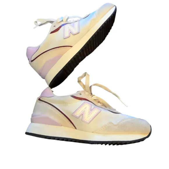 👟Sz. 11 New Balance Women's Cream and Pink Sneakers - Picture 1 of 6
